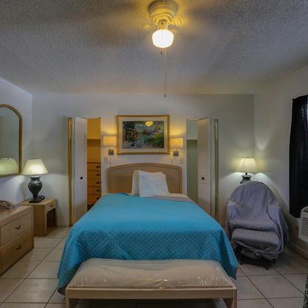 Richard'S Motel Studios Hollywood Room photo